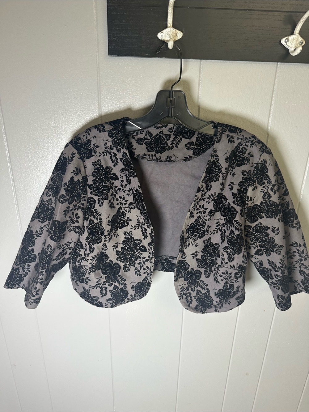 Floral Velvet Cropped Open-Front cardigan- Gray/Black floral
